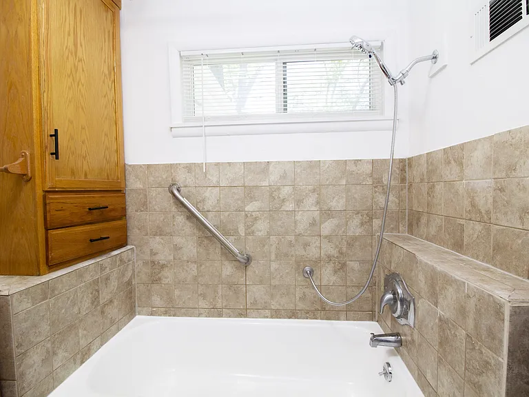 6912 N Harrison St — Photo 12