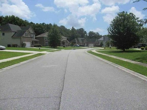 Exterior Neighborhood (street photo)