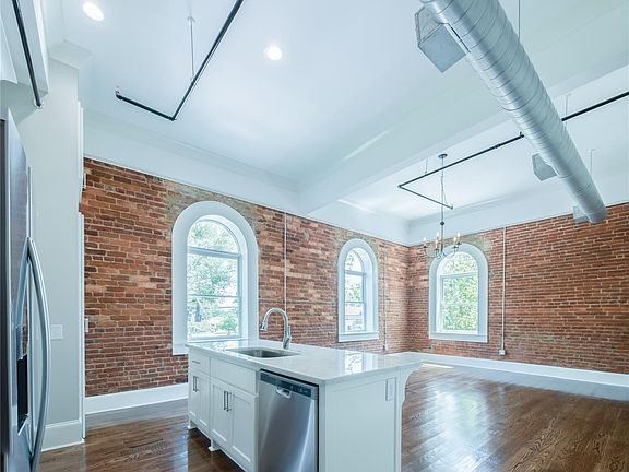 4th image of 111-201 W Jefferson St