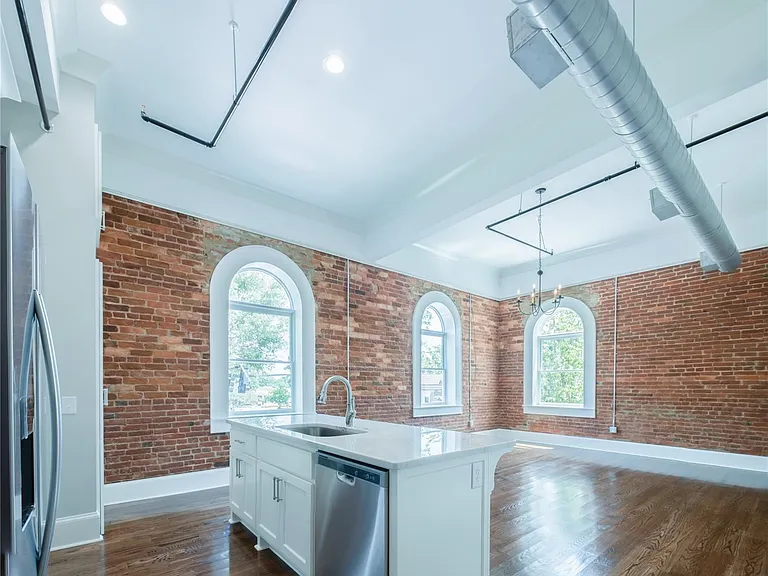 111-201 W Jefferson St #201 — Photo 4