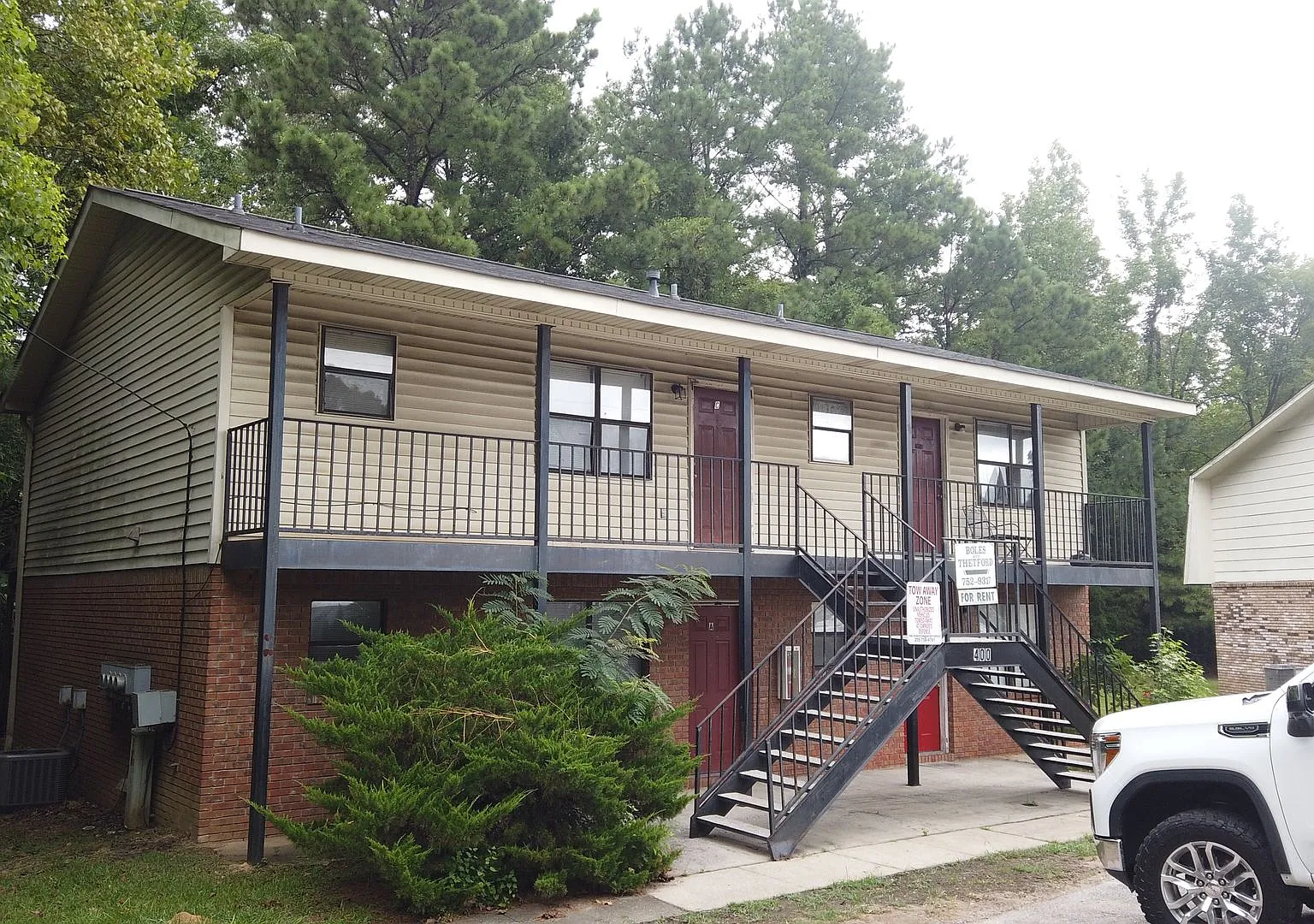 River Road Apartment Park 400 — Photo 1