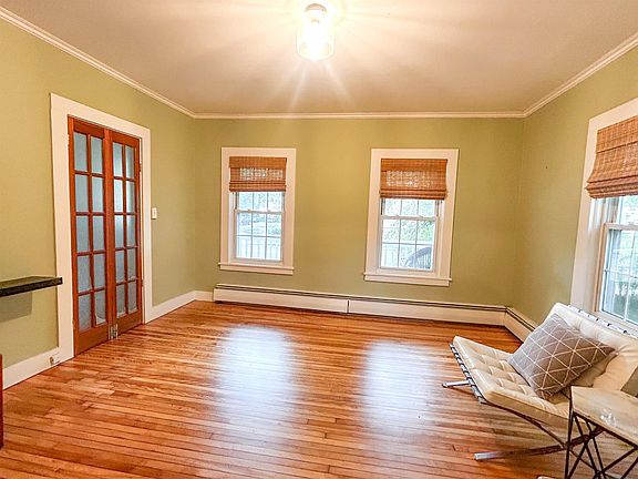 4th image of 185 Roxbury Street