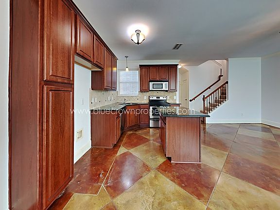 2nd image of 5020 Venecia Way