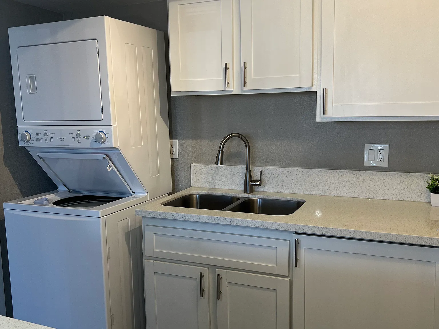 Studio, 400 sqft, $826 — Photo 4