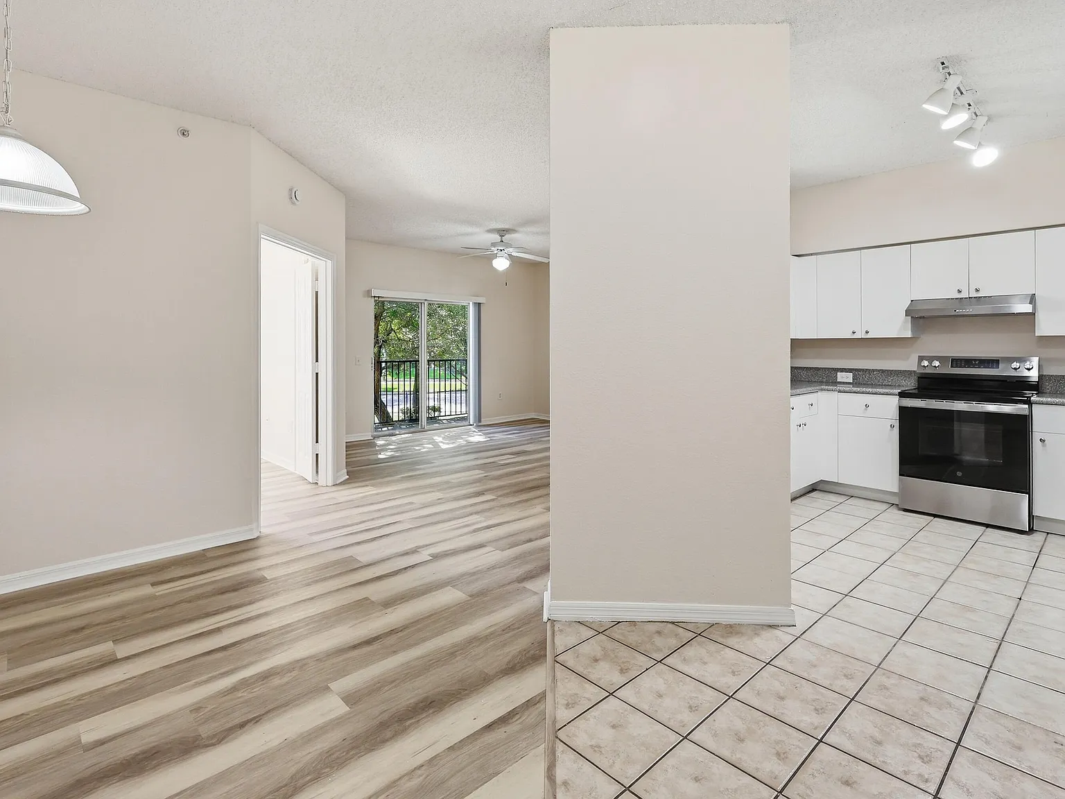 3 bed, 2.0 bath, 1306 sqft, $2,395 — Photo 3