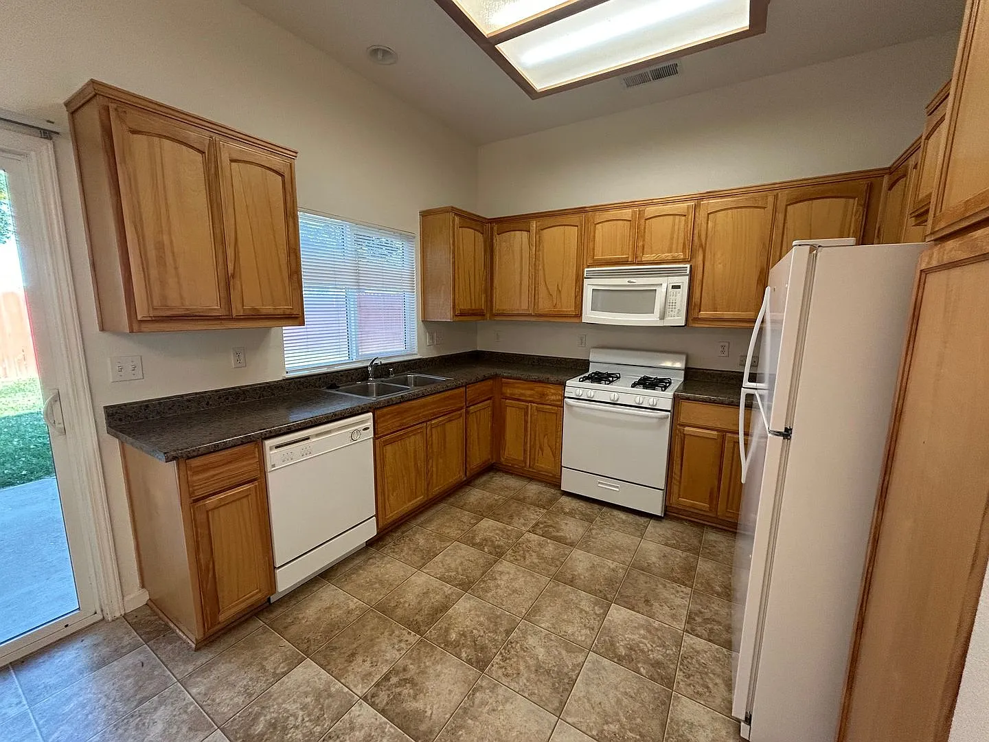 Beautiful 3-Bedroom Home Near Table Mountain Golf Course Perfect for Commuters! — Photo 4