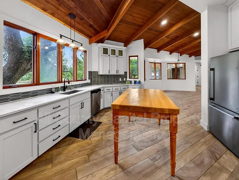 5 bed, 4.0 bath, 4372 sqft, $3,500 — Photo 4