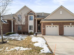 29405 Woodpark Cir, Warren, MI
