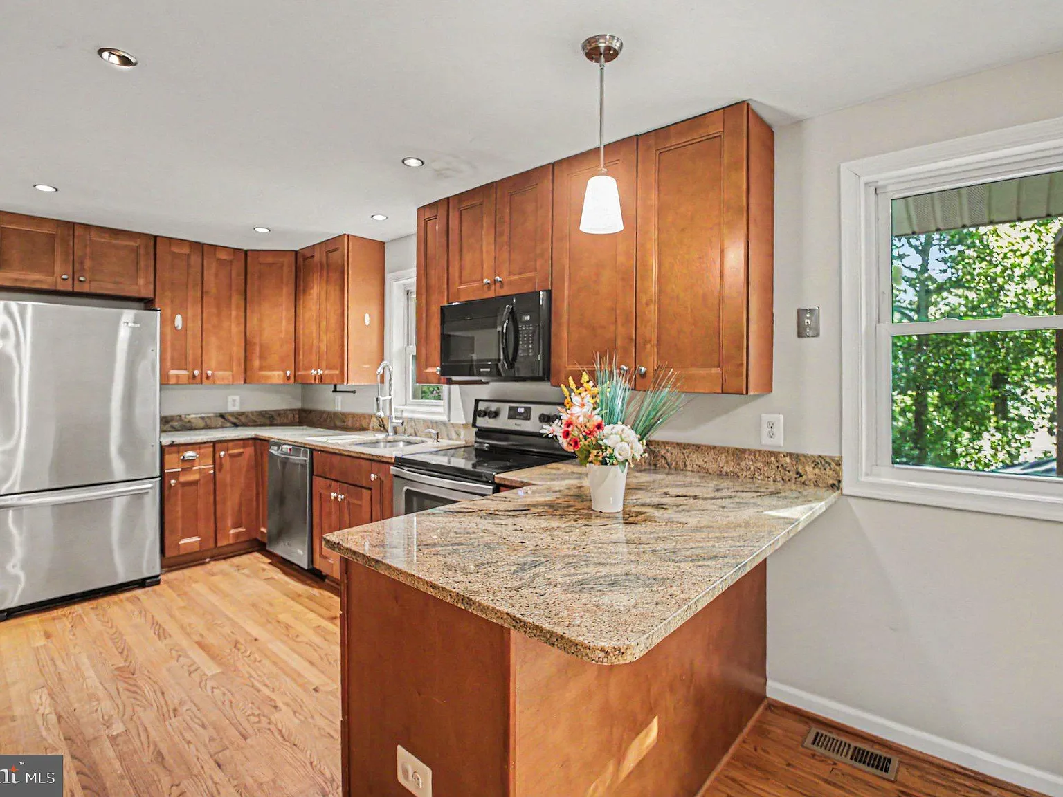 5 bed, 2.0 bath, 3070 sqft, $4,000 — Photo 3