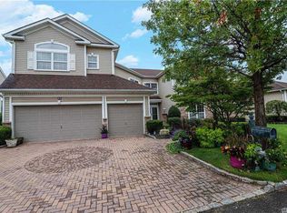 32 Hamlet Dr, Mount Sinai, NY 11766