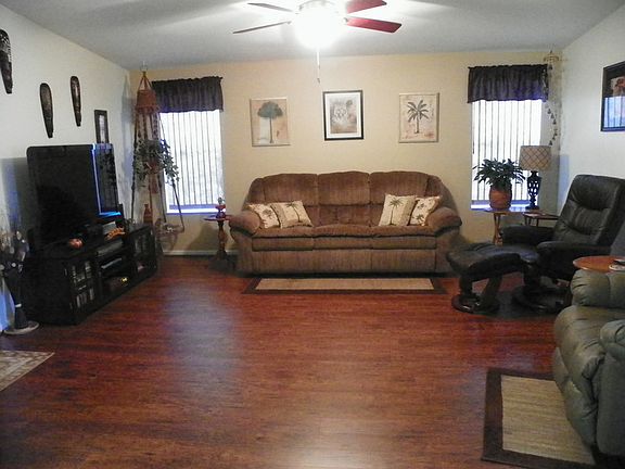 Living Room
						:
						Living Room