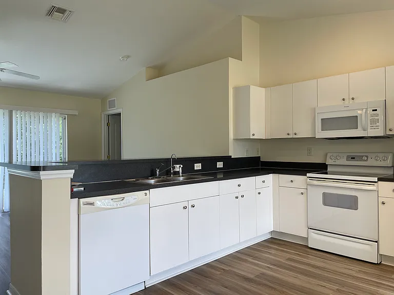 1808 SW 2nd Pl — Photo 9