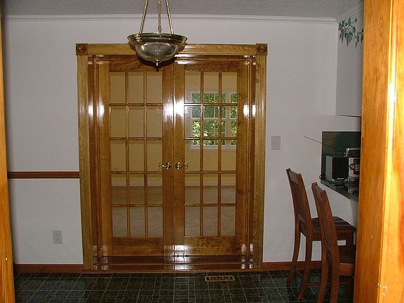 Lovely Breakfast Nook with Breakfast Bar.