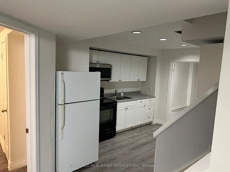 155 Highland Cres #LOWER — Photo 10