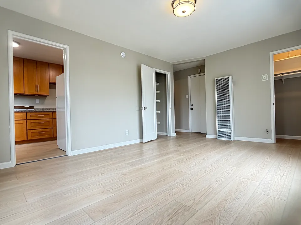 1907 E 30th St #202