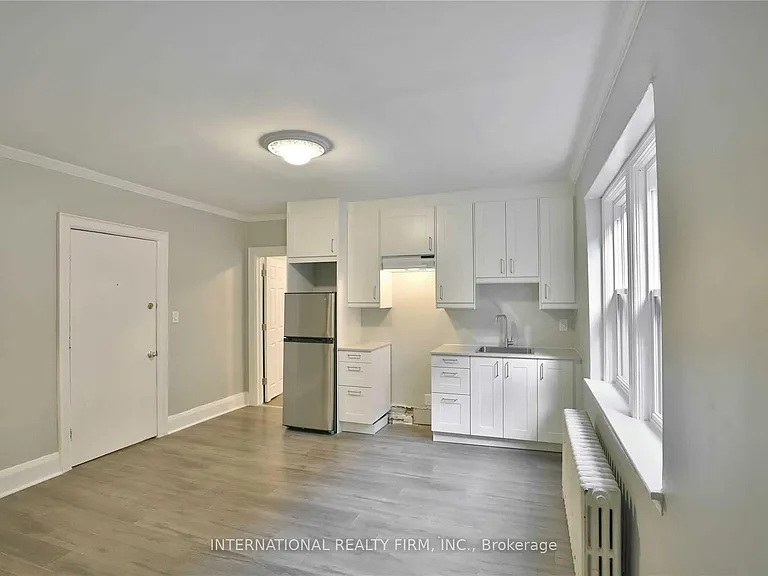 1094 College St #11 — Photo 8