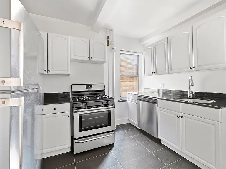 433 W 21st St #6A — Photo 6