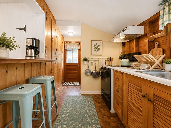 4th image of 384 Pleasant Avenue