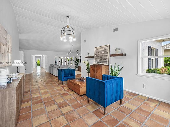 4th image of 1015 SE 11th Ct