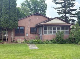 206 S Hospital Rd, Waterford, MI 48327