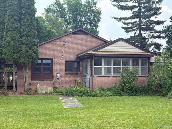 206 S Hospital Rd, Waterford, MI 48327