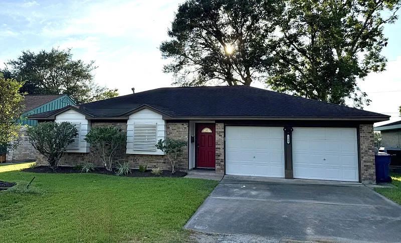 3 bed, 1.5 bath, 1144 sqft, $1,690 — Photo 2