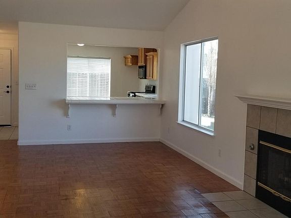 4th image of 397 Toyon Ct