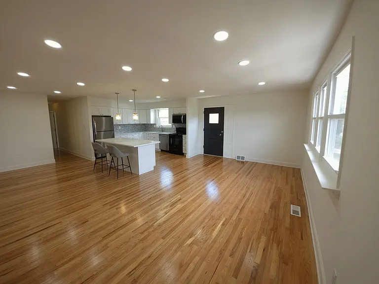 781 Livezey Ln — Photo 3