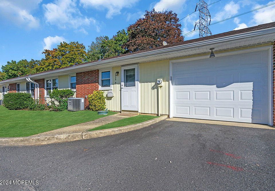 1st image of 335B Canterbury Court