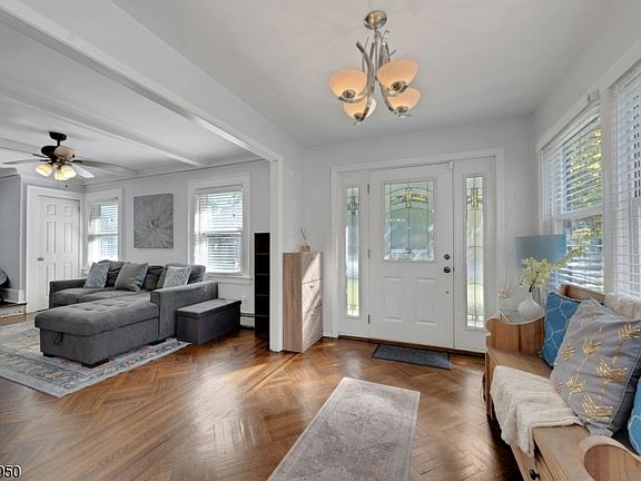 4th image of 62 Elliot Pl