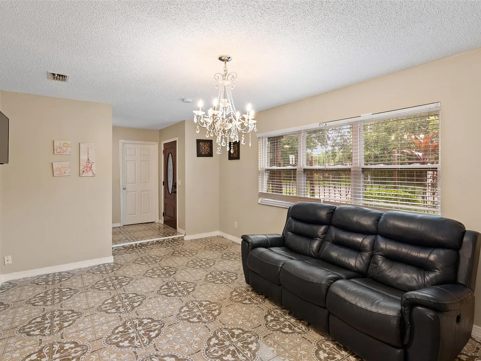 4 bed, 2.0 bath, 1643 sqft, $3,200 — Photo 4