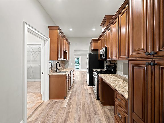 5th image of 608 Whistable Ave