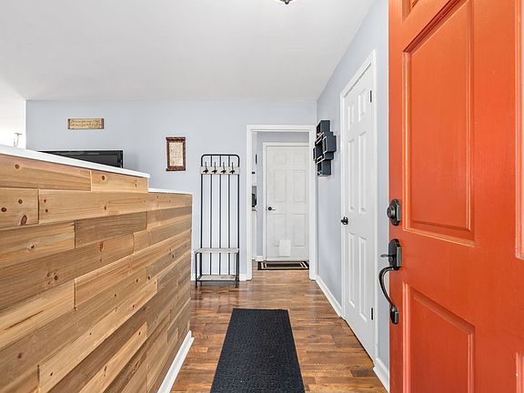 5th image of 325 Thompson Ln