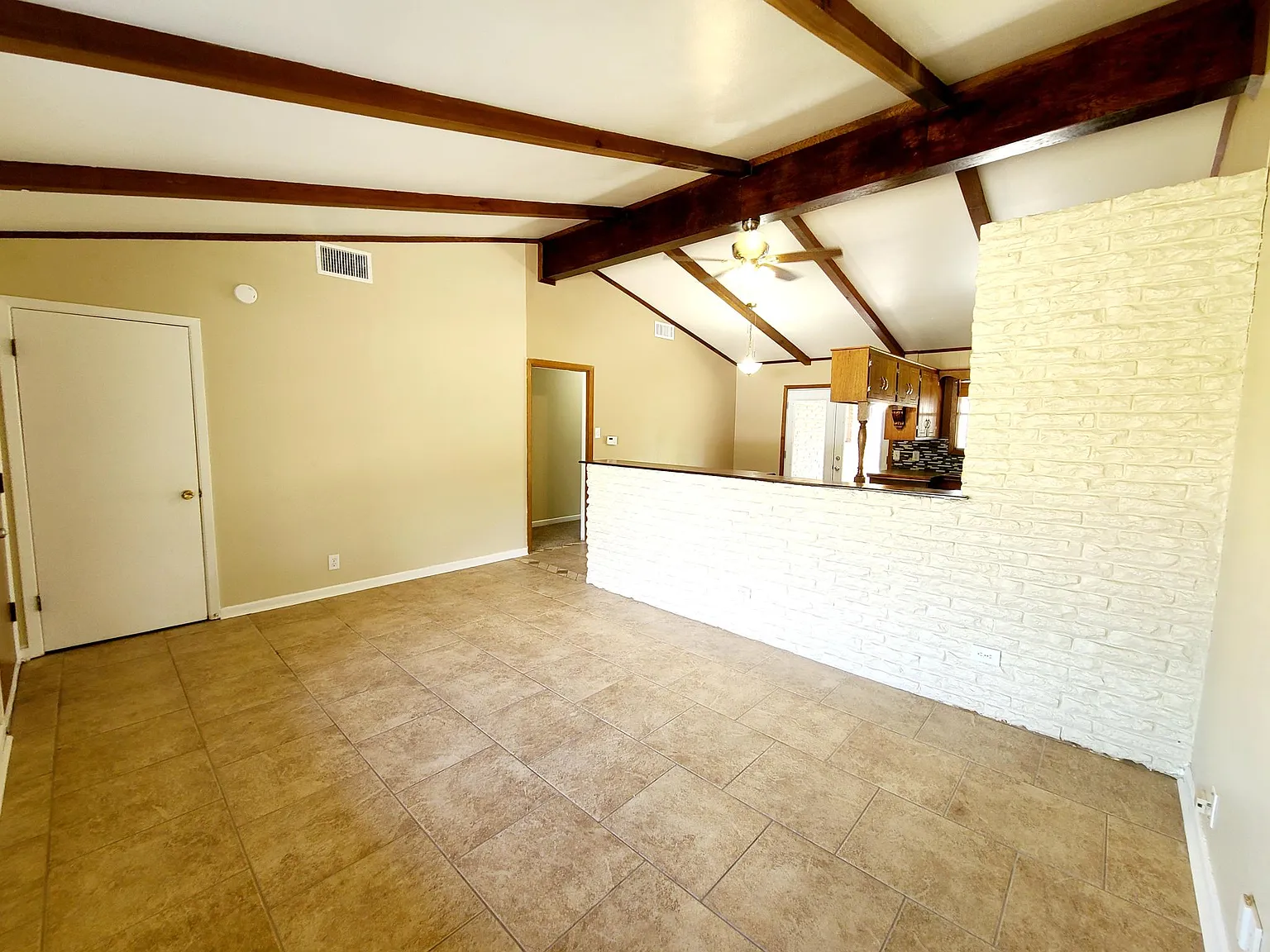 3 bed, 1041 sqft, $1,650 — Photo 4