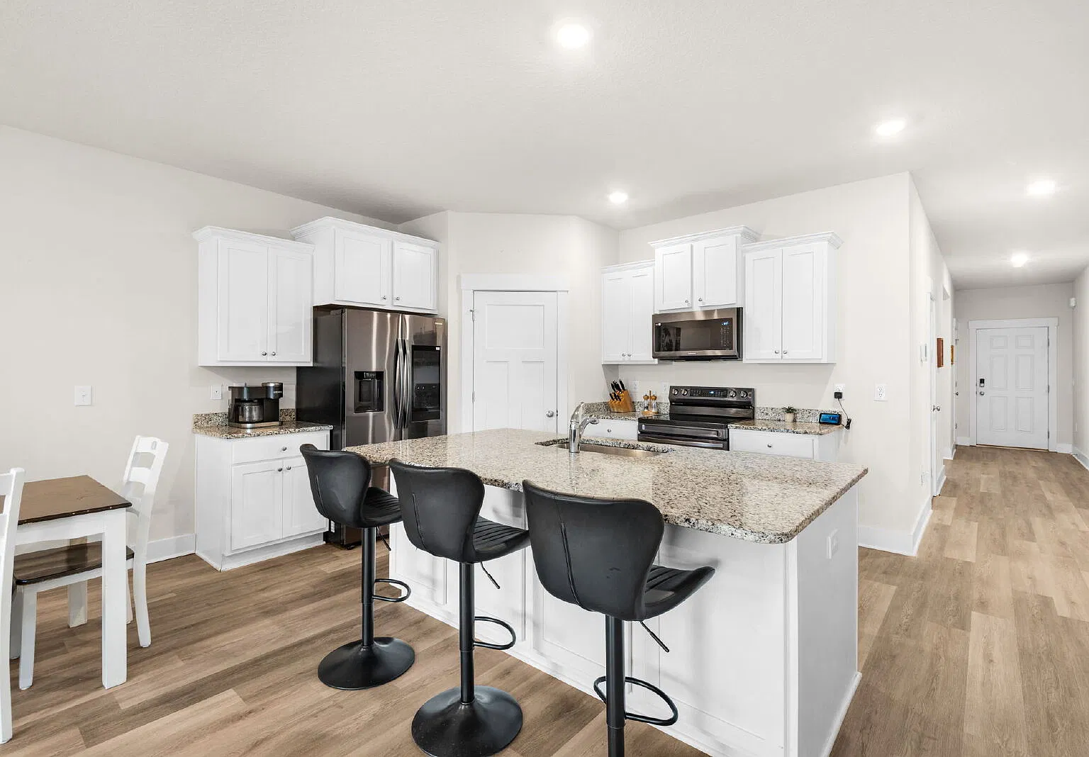 4 bed, 2.0 bath, 1786 sqft, $2,500 — Photo 4