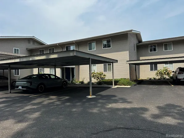 4932 Lake Point Dr, Waterford, MI 48329