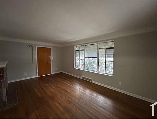 3rd image of 19181 Lakeshore Blvd #1