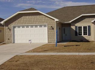 2402 Pembrooke Dr, Grand Forks, ND 58201