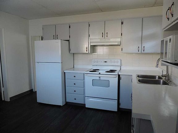 2nd image of 208 SE Patricia St