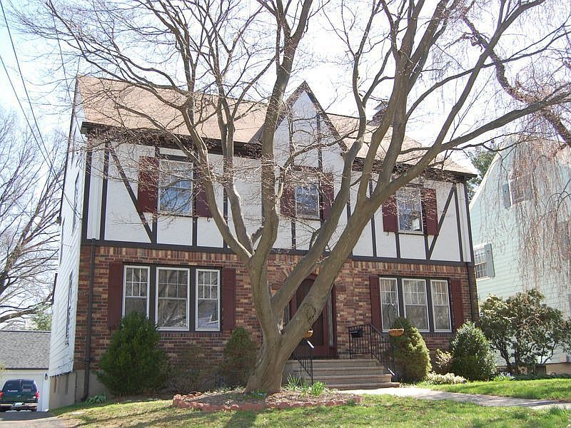 Gracious living in desired Bugbee school district! Walk to the Center and the Square; convenient to 