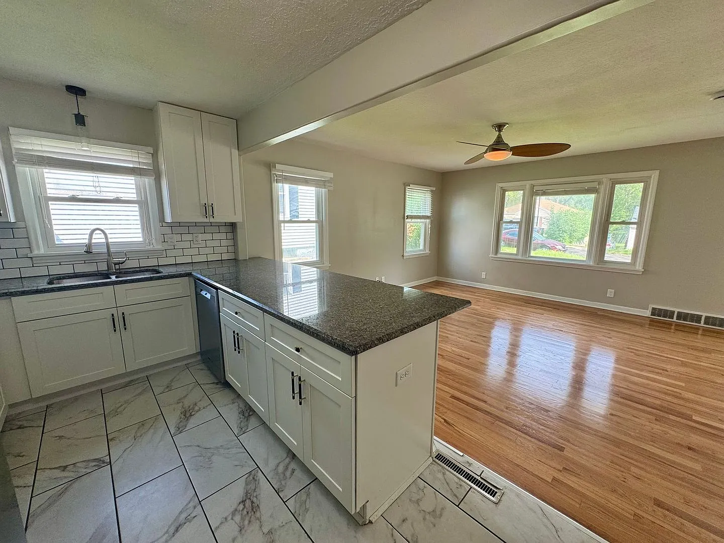 4 Bedroom Home 2 Minutes from Offutt. — Photo 2