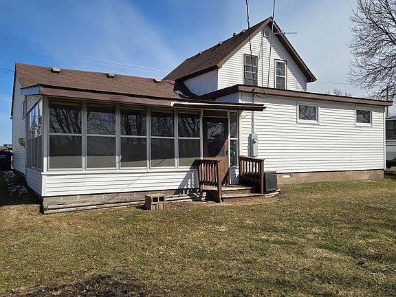 3rd image of 545 2nd St SE