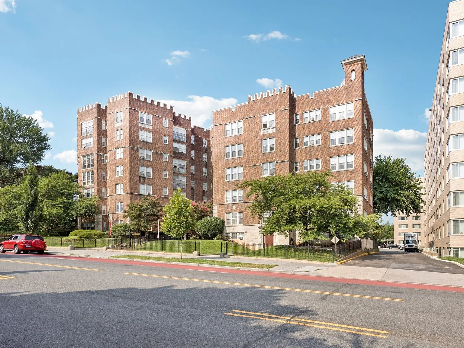 Oaklawn Apartments — Photo 2