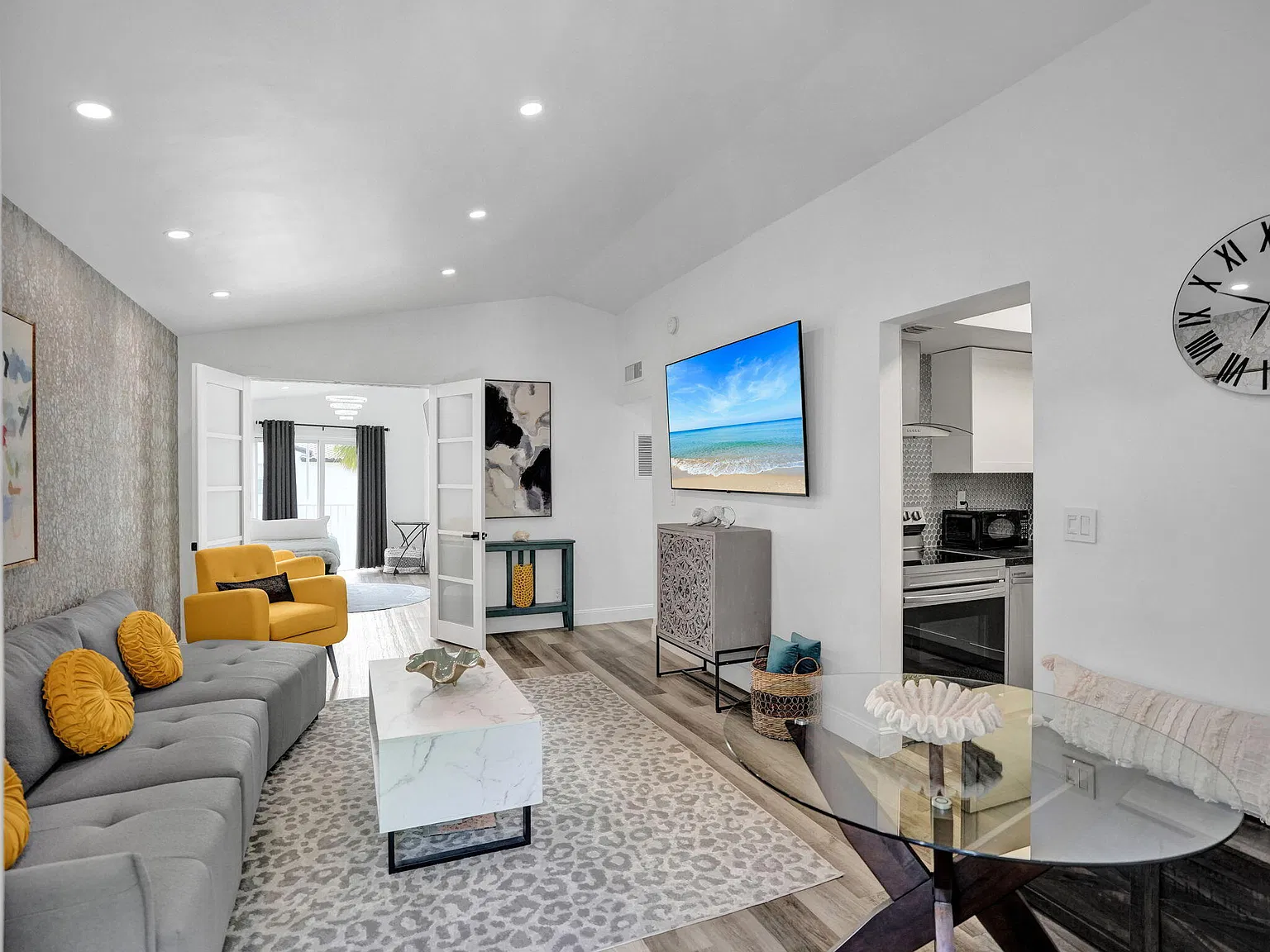 2 bed, 1.0 bath, 780 sqft, $2,350 — Photo 2