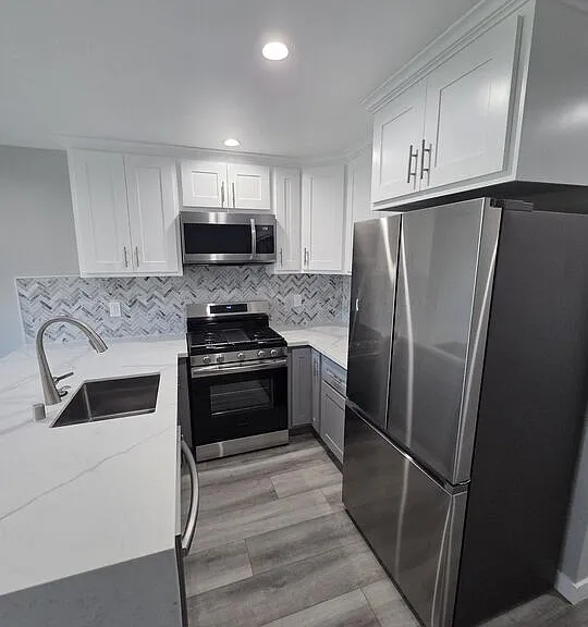 5353 S Harcourt Ave — Photo 2