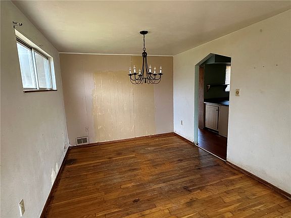 5th image of 14 W Hillcrest Rd