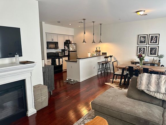 4th image of 136 Bridge St Suite 305