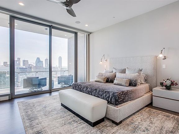 5th image of 3130 N Harwood St #3004