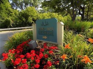 3865 Lone Pine Rd APT 302, West Bloomfield, MI 48323