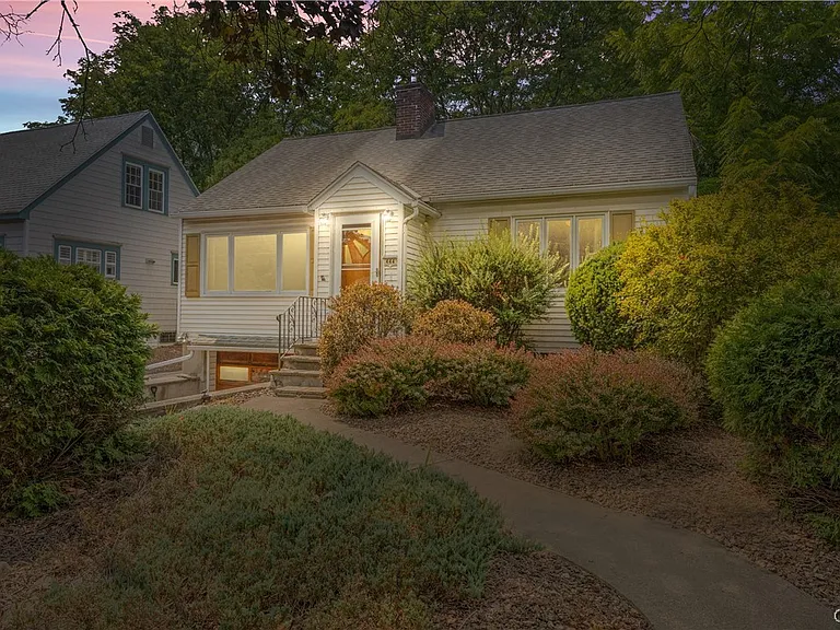 444 Buckingham Ave — Photo 2